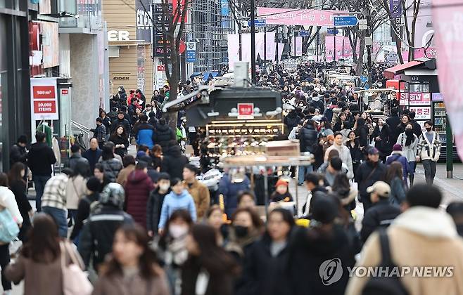 붐비는 명동 거리, 상가 공실률도 회복세 (서울=연합뉴스) 류영석 기자 = 팬데믹 시기 서울 명동 거리에서 철수했던 패션 및 뷰티 브랜드들이 재입성하며 명동 상권 회복세가 두드러지는 가운데 4일 오후 서울 중구 명동거리가 시민 및 관광객들로 붐비고 있다.
    최근 CBRE코리아가 발간한 '2024 국내 상업용 부동산 시장 전망' 보고서에 따르면 2022년 4분기 43.5%에 달했던 명동의 중대형 상가 공실률이 작년 4분기 27.7%로 12.2%포인트 낮아졌다. 2024.2.4 ondol@yna.co.kr