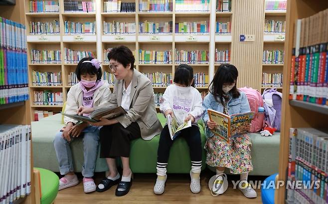 지난해 5월 2일 대전 중구 보성초등학교에서 아침 늘봄에 참여한 학생들이 책을 읽고 있다. [교육부 제공. 연합뉴스 자료사진. 재판매 및 DB 금지]