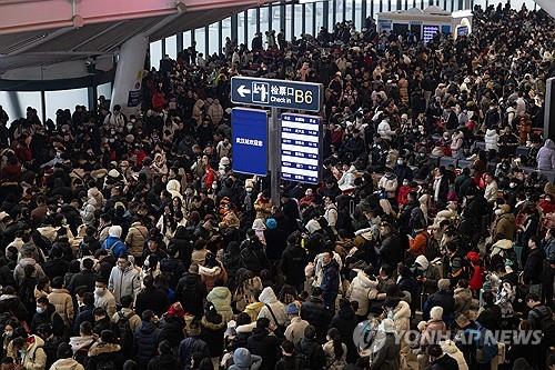 열차 운행 중단으로 혼잡한 우한철도역 [AFP 연합뉴스]