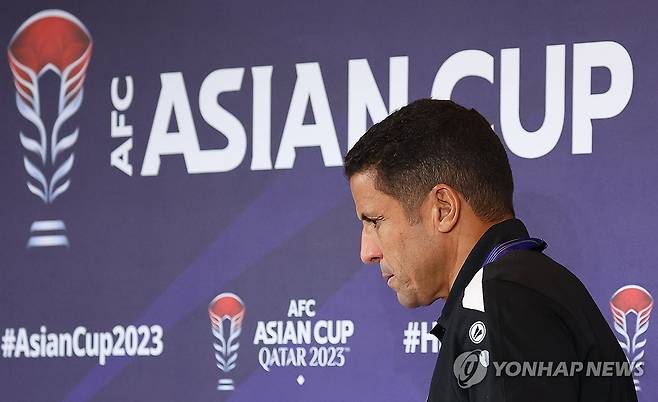 기자회견장 들어서는 아무타 감독 (도하=연합뉴스) 김도훈 기자 = 2023 아시아축구연맹(AFC) 아시안컵 4강전 한국과 요르단의 경기를 하루 앞둔 5일(현지시간) 요르단 후세인 아무타 감독이 공식 기자회견을 위해 카타르 도하 메인미디어센터(MMC) 기자회견장에 들어서고 있다. 2024.2.5 superdoo82@yna.co.kr