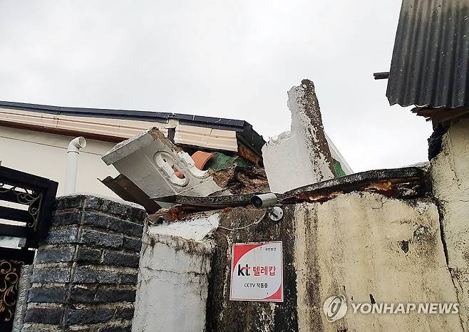 무너진 광주 주택 지붕 [광주 서구청 제공. 재판매 및 DB 금지]