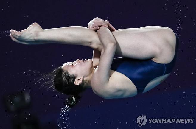 북한 다이빙 김미래 (EPA 도하=연합뉴스) 북한 다이빙 김미래가 5일 카타르 도하 하마드 아쿠아틱센터에서 열린 2024 세계수영선수권 다이빙 여자 10ｍ 플랫폼 준결승에서 연기를 펼치고 있다.