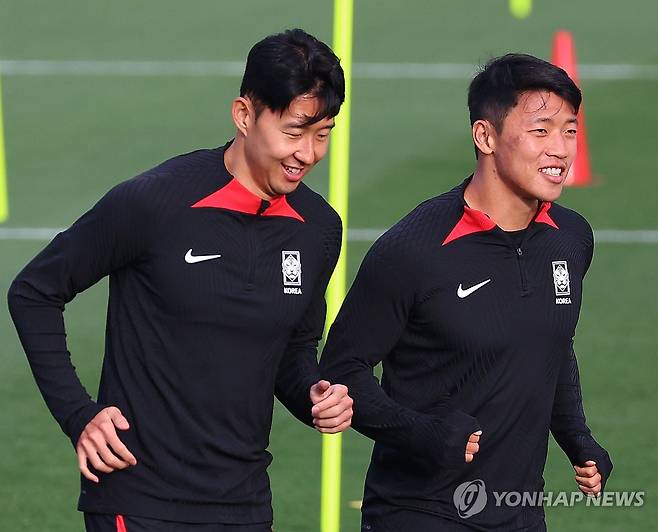 밝은 표정의 손흥민, 황희찬 (도하=연합뉴스) 김도훈 기자 = 2023 아시아축구연맹(AFC) 아시안컵 4강전 한국과 요르단의 경기를 하루 앞둔 5일(현지시간) 카타르 도하 알에글라 훈련센터에서 대표팀 손흥민과 황희찬이 훈련장을 뛰며 몸을 풀고 있다. 2024.2.5 superdoo82@yna.co.kr