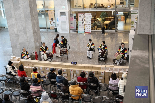 사단법인 내일을여는멋진여성과 장애인활동지원센터가 5일 서울 강서구 한화비즈메트로 로비에서 진행한&nbsp;'설맞이 사랑가득 떡국떡 나눔행사'에서&nbsp;풍물놀이 커뮤니티&nbsp;'북치고 장구치고'가 특별공연을 진행하고 있다.&nbsp;ⓒ내일을여는멋진여성&nbsp;