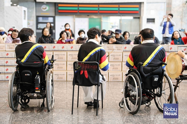 사단법인 내일을여는멋진여성과 장애인활동지원센터가 5일 서울 강서구 한화비즈메트로 로비에서 진행한&nbsp;'설맞이 사랑가득 떡국떡 나눔행사'에서&nbsp;풍물놀이 커뮤니티&nbsp;'북치고 장구치고'가 특별공연을 진행하고 있다.&nbsp;ⓒ내일을여는멋진여성&nbsp;