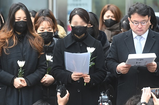 웹툰 작가 주호민 씨의 아들을 정서적으로 학대한 혐의로 1심에서 유죄 판단을 받은 특수교사 A씨(가운데)가 6일 경기도 수원지방법원에서 항소장을 제출하기 앞서 기자회견을 하고 있다. 사진=뉴시스