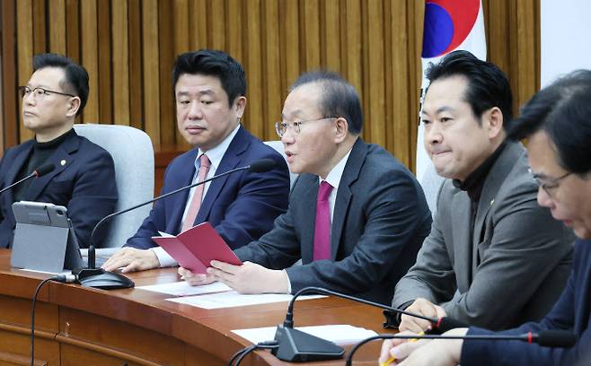 6일 오전 국회에서 열린 원내대책회의.(사진=연합뉴스 제공)