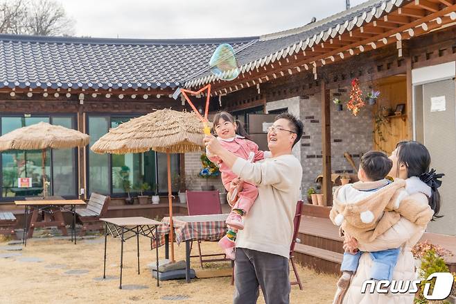 홍성군 농촌체험 프로그램에 참여하는 가족단위 관광객. (홍성군 제공) /뉴스1