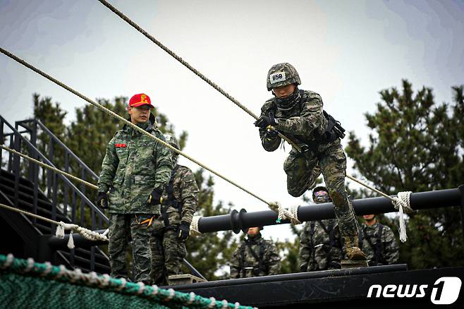 6일 해병대 선봉여단 산악대대원들이 산악훈련에 필요한 외줄타기 훈련을 하고 있다.(해병대 1사단제공) 2024.2.6/뉴스1 최창호 기자