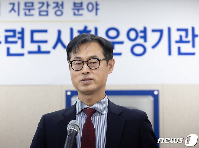 진종욱 국가기술표준원장이 서울 서대문구 국가수사본부에서 열린 '법과학시험 지문감정 분야' 공인숙련도시험운영기관 인정 획득 기념 현판식에서 축사를 하고 있다. 2023.11.22/뉴스1 ⓒ News1 이재명 기자