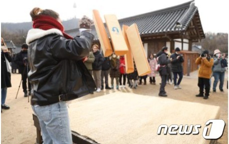 남산골 한옥마을에서 윷놀이 하는 모습 (서울시 제공)