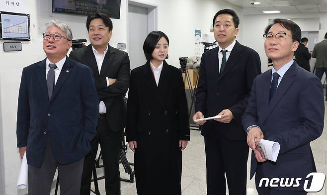 '원칙과상식'의 조응천·이원욱 의원과 새로운선택 금태섭·조성주, 류호정 전 의원이 6일 오전 서울 여의도 국회 소통관에서 '제3지대 통합을 위한 공천방안 제안' 및 총선 출마 기자회견을 앞두고 대화를 하고 있다. 2024.2.6/뉴스1 ⓒ News1 송원영 기자