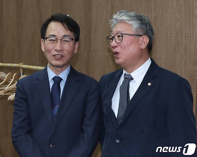 더불어민주당 탈당파인 '원칙과상식'의 조응천·이원욱 의원이 6일 서울 여의도 국회 소통관에서 제3지대 대통합을 위한 '통합공천관리위원회' 구성을 제안하는 기자회견을 앞두고 대화를 하고 있다. 2024.2.6/뉴스1 ⓒ News1 송원영 기자