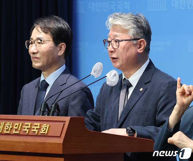 더불어민주당 탈당파인 '원칙과상식'의 조응천·이원욱 의원이 6일 서울 여의도 국회 소통관에서 제3지대 대통합을 위한 '통합공천관리위원회' 구성을 제안 기자회견을 하고 있다. 2024.2.6/뉴스1 ⓒ News1 송원영 기자