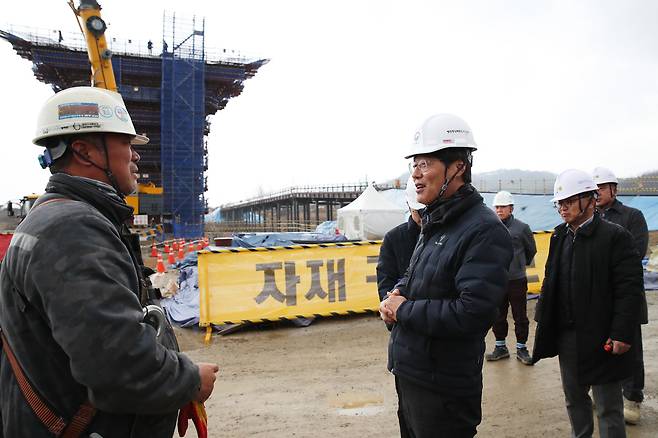 김형렬 행복청장이 6생활권 외곽순환도로 건설공사 현장을 방문하여 현황 청취 등 현장을 점검하고 있다.(행복청 제공)