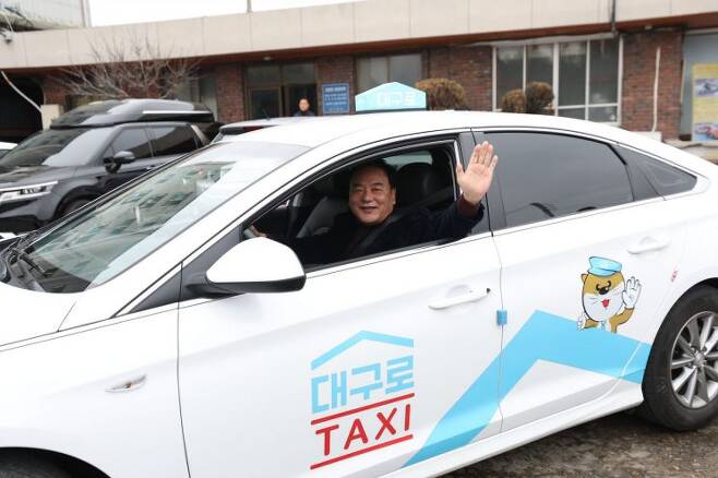 이만규 대구시의회 의장이 대구시민들의 고충을 듣기위해 일일 택시기사를 하고 있다.