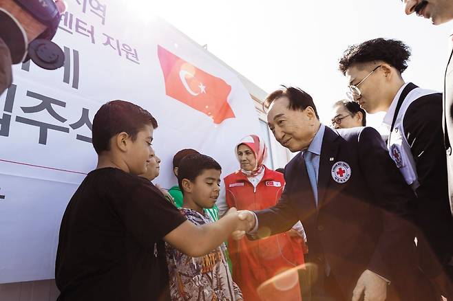 김철수 대한적십자사 회장이 ‘한국-튀르키예 우정의 마을’ 입주식에서 어린이들과 반갑게 악수하고 있다.