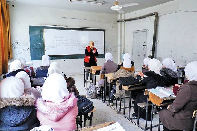 시리아아랍적신월사 직원이 대한적십자사 지원으로 수도 및 화장실을 개·보수한 시리아의 한 학교에서 위생교육을 하고 있다.