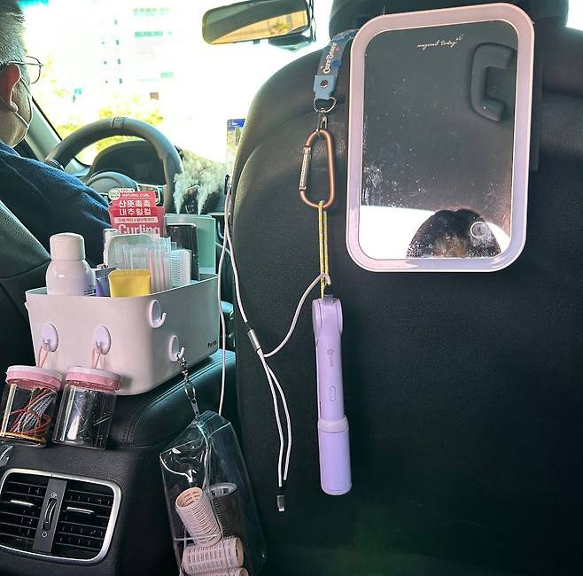 대전 명물 '뷰티택시' 탑승객이 올린 인증사진. 차량 뒷좌석에 거울, 고데기, 고무줄 등 미용 용품이 갖춰져있다./온라인커뮤니티