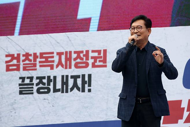 이재명 더불어민주당 대표 체포동의안 표결을 앞둔 지난해 9월 서울 여의도 국회 앞에서 열린 이재명 더불어민주당 대표 체포동의안 부결을 촉구하는 집회에 참석한 송영길 전 더불어민주당 대표가 발언하고 있다./뉴스1