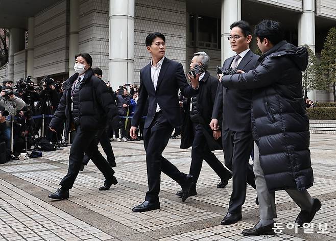 이재용 삼성전자 회장이 5일 오후 서울 서초구 서울중앙지법에서 열린 1심 선고공판에서 무죄를 선고받은 뒤 굳은 표정으로 나서고 있다. 양회성 기자 yohan@donga.com