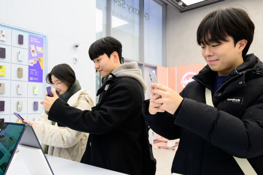 사전 개통 예약자들이 서울시 서초구 '삼성 강남'에서 '갤럭시 S24 시리즈'를 체험하고 있다. 삼성전자 제공