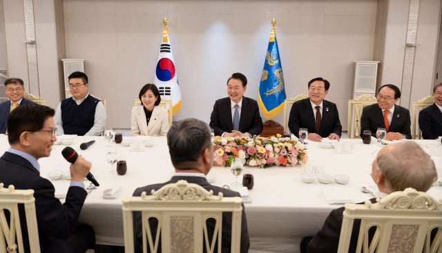 윤석열 대통령이 6일 서울 용산 대통령실 청사에서 열린 경제사회노동위원회(경사노위) 위원 격려 오찬에 참석해 경사노위 김문수 위원장의 발언을 듣고 있다. 대통령실 제공