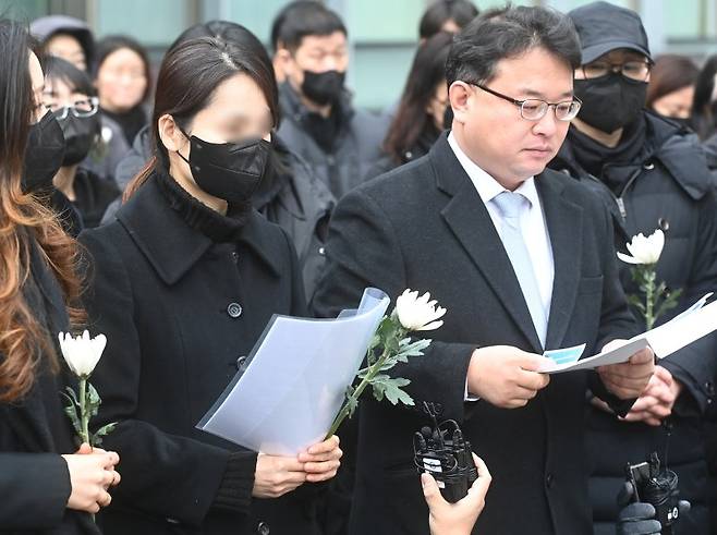 [수원=뉴시스] 김종택 기자 = 웹툰 작가 주호민 씨의 아들을 정서적으로 학대한 혐의로 1심에서 유죄 판단을 받은 특수교사 A씨가 6일 경기도 수원지방법원에서 항소장을 제출하기 앞서 기자회견을 하고 있다. 2024.02.06. jtk@newsis.com <저작권자ⓒ 공감언론 뉴시스통신사. 무단전재-재배포 금지.> /사진=뉴시스화상