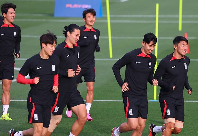 황희찬(오른쪽), 손흥민(오른쪽 두번째) 등 한국 축구대표팀 선수들이 5일(현지시각) 훈련장을 뛰며 몸을 풀고 있다. 도하/연합뉴스