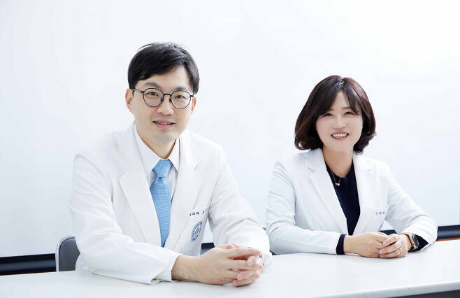 건국대병원 신경과 김다영 교수(오른쪽)와 신경외과 조경래 교수​(왼쪽)/사진=신지호 사진기자
