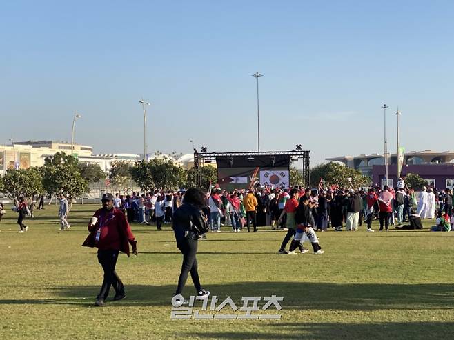 한국과 요르단의 4강전이 열리기 전 팬들이 축제를 즐기는 모습. 사진=김희웅 기자