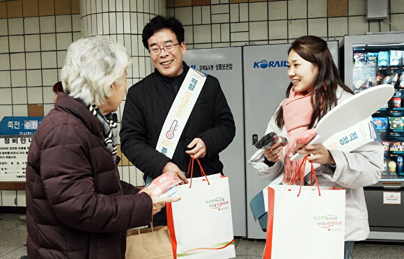 5일 분당 서현역 일대에서 한국지역난방공사와 성남시 관계자들이 겨울철 에너지 절약 실천요령을 홍보하고 동참을 요청하고 있다. [사진=한국지역난방공사]