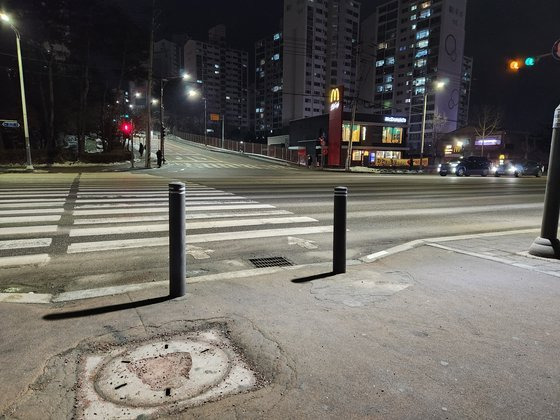 지난 18일 오전 강원도 춘천시 퇴계동 인도에 설치된 맨홀이 부식된 모습. 박진호 기자