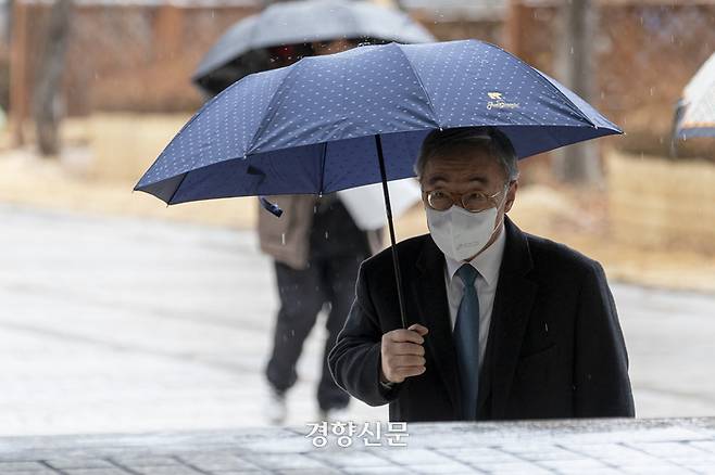 사법농단 사건으로 재판에 넘겨진 임종헌 전 법원행정처 차장이 5일 오후 서울 서초구 서울중앙지법에서 열리는 1심 선고공판에 출석하고 있다. 문재원 기자