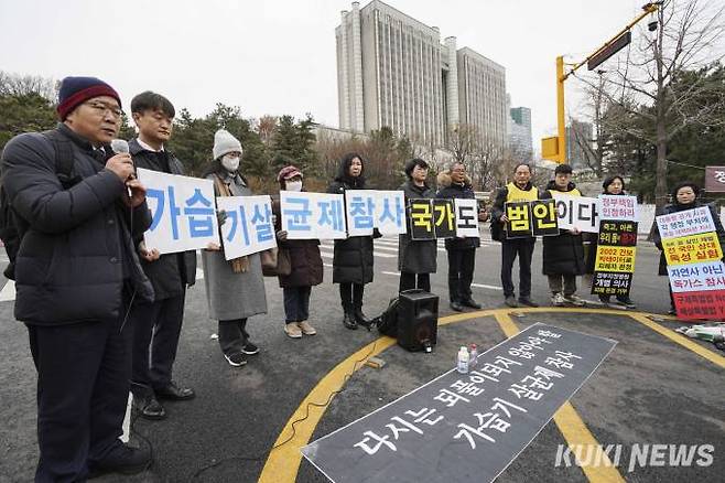 환경시민단체와 가습기 살균제 피해자 및 가족들이 6일 오후 서울 서초구 법원 삼거리에서 가습기살균제참사 세퓨 제품피해 국가책임 민사소송 2심 판결에 대한 입장발표 기자회견을 열고 있다.