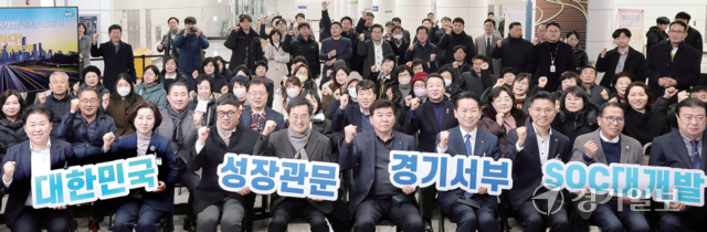 안산서 “경기도 발전, 종합개발계획 완성” 6일 오전 안산시 시우역 대합실에서 열린 ‘경기서부 SOC 대개발 원년 선포식’에서 김동연 경기도지사, 고영인·문정복·송옥주 국회의원 등 참석자들이 퍼포먼스를 펼치고 있다. 윤원규기자