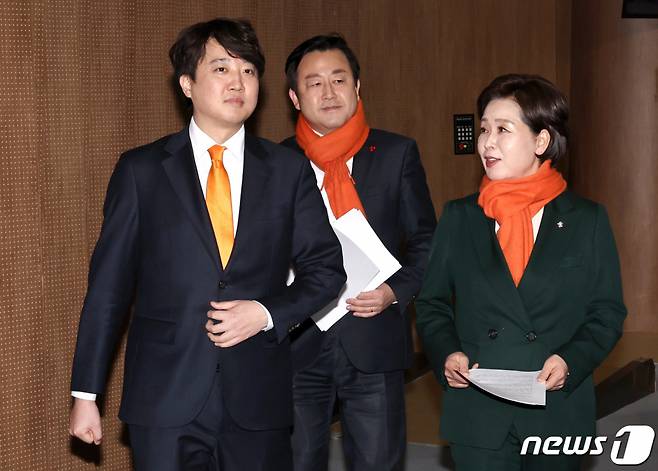 개혁신당 이준석 대표(왼쪽부터)와 김용남 정책위의장, 양향자 원내대표가 6일 오후 서울 여의도 국회 소통관에서 '파탄주의와 징벌적 위자료 제도 도입' 기자회견을 마친 뒤 회견장을 나서고 있다. /사진=뉴스1