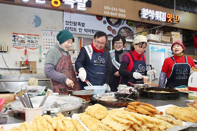 홍남표 창원특례시장(왼쪽에서 2번째)이 진해중앙시장을 찾아 전 등을 만들며 상인과 소통하고 있다./사진제공=창원특례시