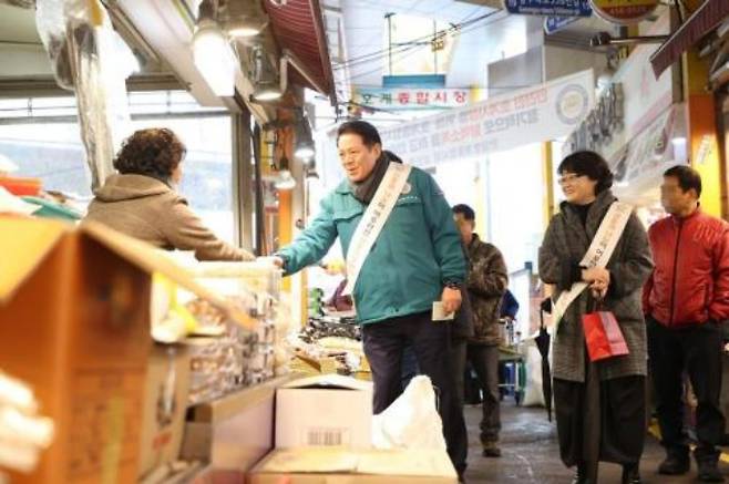 최대호 안양시장이 5일과 6일 양 일간 설 명절을 앞두고 위축된 소비 심리로 어려움을 겪는 전통시장의 상인들을 격려하기 위해 관내 전통시장을 방문했다. / 사진제공=안양시