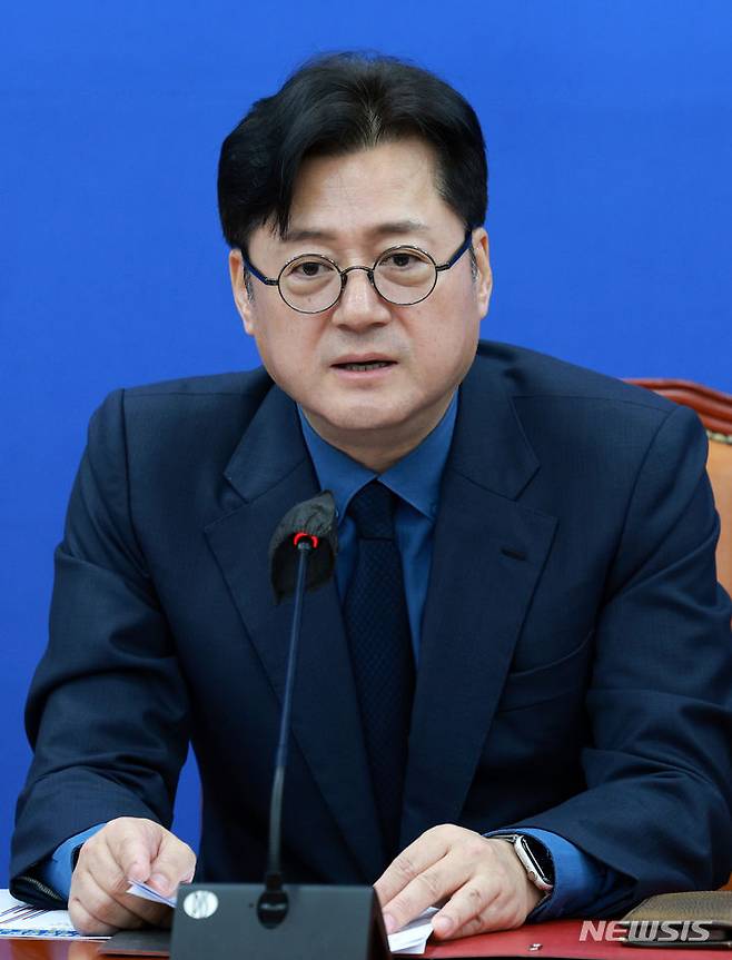 [서울=뉴시스] 고범준 기자 = 홍익표 더불어민주당 원내대표가 6일 오전 서울 여의도 국회에서 열린 원내대책회의에서 발언하고 있다. 2024.02.06. bjko@newsis.com