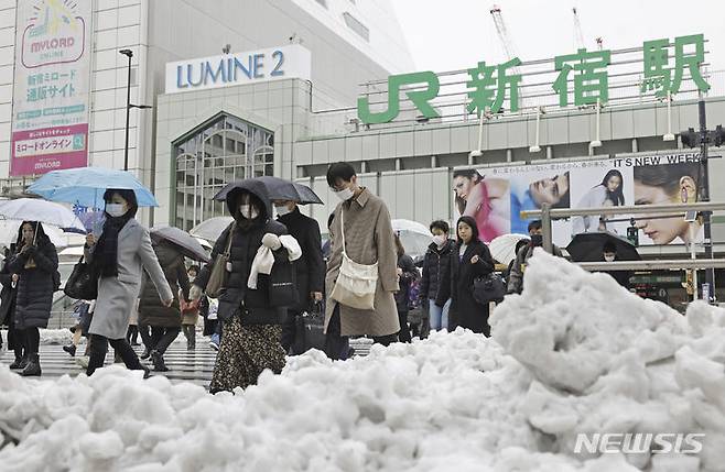 [도쿄=AP/뉴시스]일본 도쿄 지역에 폭설이 내린 지 하루 만인 6일 사람들이 시내 거리를 걷고 있다. 2024.02.06.