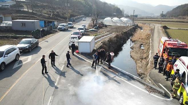 [고성(경남)=뉴시스] 신정철 기자= 경남 고성소방서는 소방관서와 원거리(관할센터 기준 10km 이상)에 위치한 원거리 30개 마을 중 14개 마을에 원거리 화재진화대 구축을 완료했다고 6일 밝혔다.사진은 원거리 화재진화대 훈련모습.)사진=고성소방서 제공).2024.02.06.  *재판매 및 DB 금지