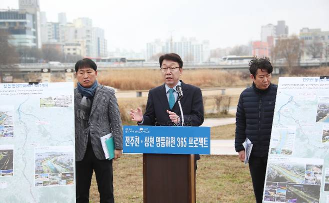 우범기 전주시장이 6일 현장 브리핑을 통해 '전주천·삼천 명품하천 365 프로젝트' 계획을 밝히고 있다. 전주시 제공