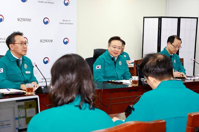 조규홍 보건복지부 장관이 6일 오후 '의사 집단행동 중앙사고수습본부' 긴급회의를 주재하고 있다. 복지부 제공