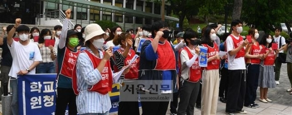 연세대 학생들이 교내 백양관 앞에서 기자회견을 열고 청소노동자들의 처우 개선을 촉구하고 있다. 2022.7.6 안주영 전문기자