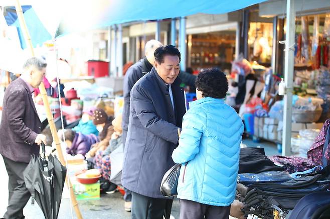 이상철 곡성군수가 최근 전통시장을 방문했다. 사진제공ㅣ곡성군