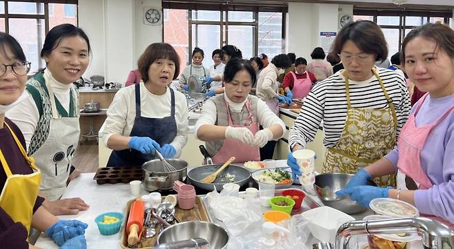 지난 1월 29일부터 지난 2일까지 목포대에서 열린 ‘조리 아카데미’에서 저탄소 급식 활성화를 위한 조리 실습을 하고 있는 전남 지역 학교급식 관계자들. 사진제공ㅣ전남도교육청