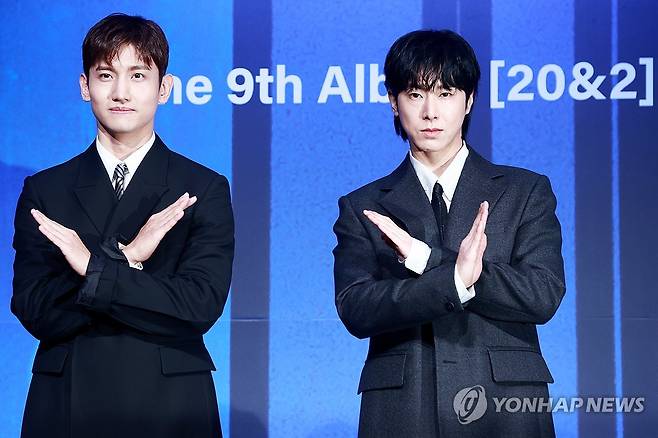 '동방신기가 돌아왔습니다' (서울=연합뉴스) 진연수 기자 = 그룹 동방신기가 2023년 12월 26일 오후 서울 영등포구 콘래드 호텔에서 열린 정규 9집 '20&2' 발매 기념 기자회견에서 포즈를 취하고 있다. 2023.12.26 jin90@yna.co.kr