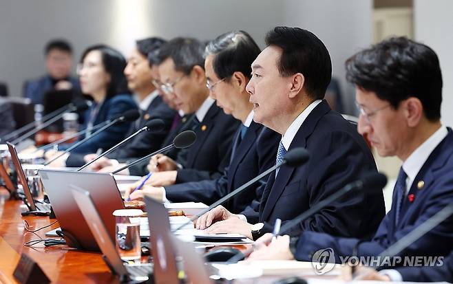 국무회의에서 발언하는 윤석열 대통령 (서울=연합뉴스) 홍해인 기자 = 윤석열 대통령이 6일 서울 용산 대통령실 청사에서 열린 국무회의에서 발언하고 있다. 2024.2.6 [대통령실통신사진기자단] hihong@yna.co.kr