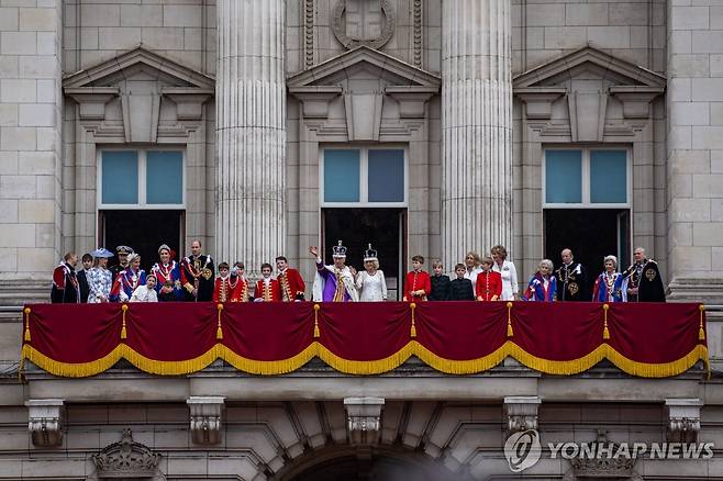 작년 5월 찰스 3세 대관식 이후 버킹엄궁 발코니에서 인사하는 왕실 가족들 [EPA=연합뉴스 자료사진]